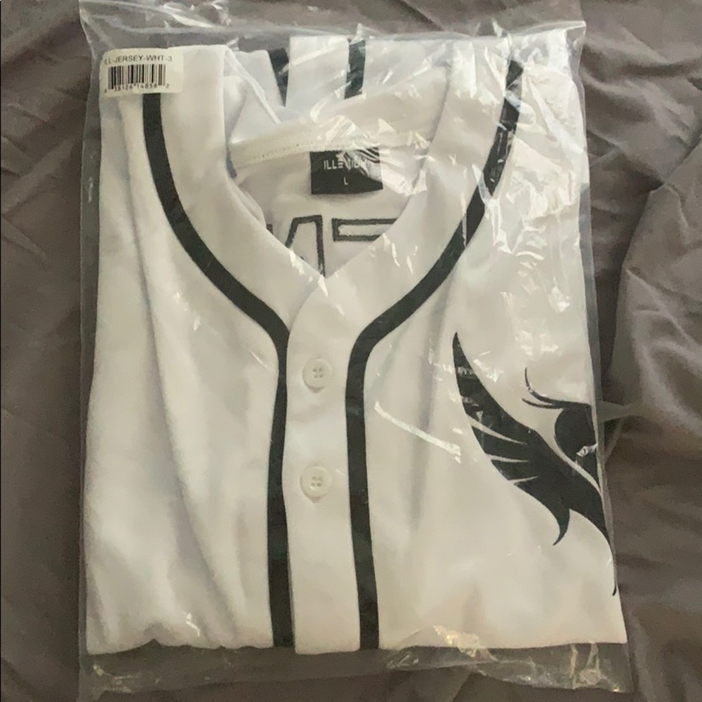 Ilenium baseball jersey size large